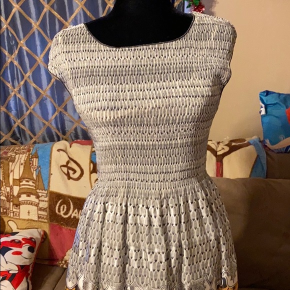 Beautiful below the knee dress - Picture 3 of 5